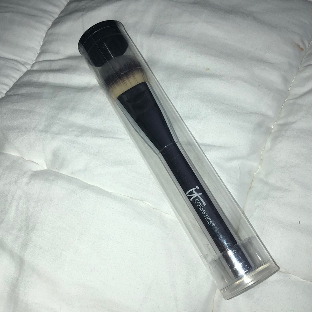 IT COSMETICS FLAT FOUNDATION BRUSH